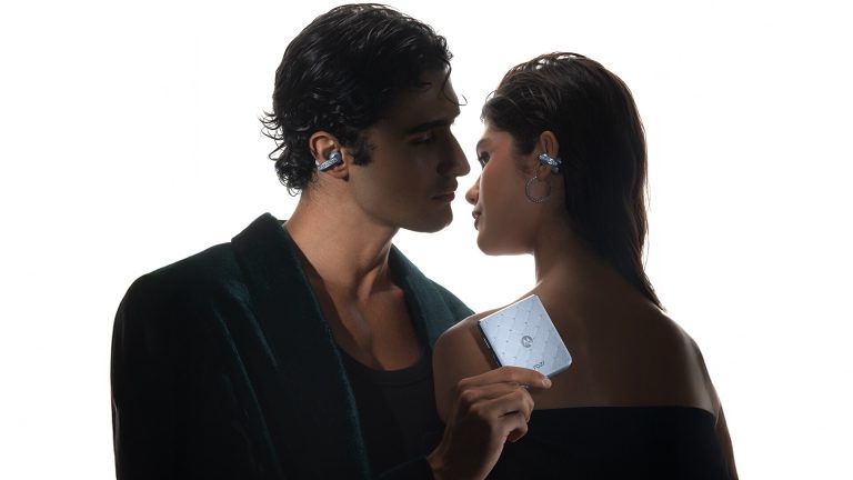 Motorola lancia il razr più vistoso di sempre, con ben 35 cristalli Swarovski